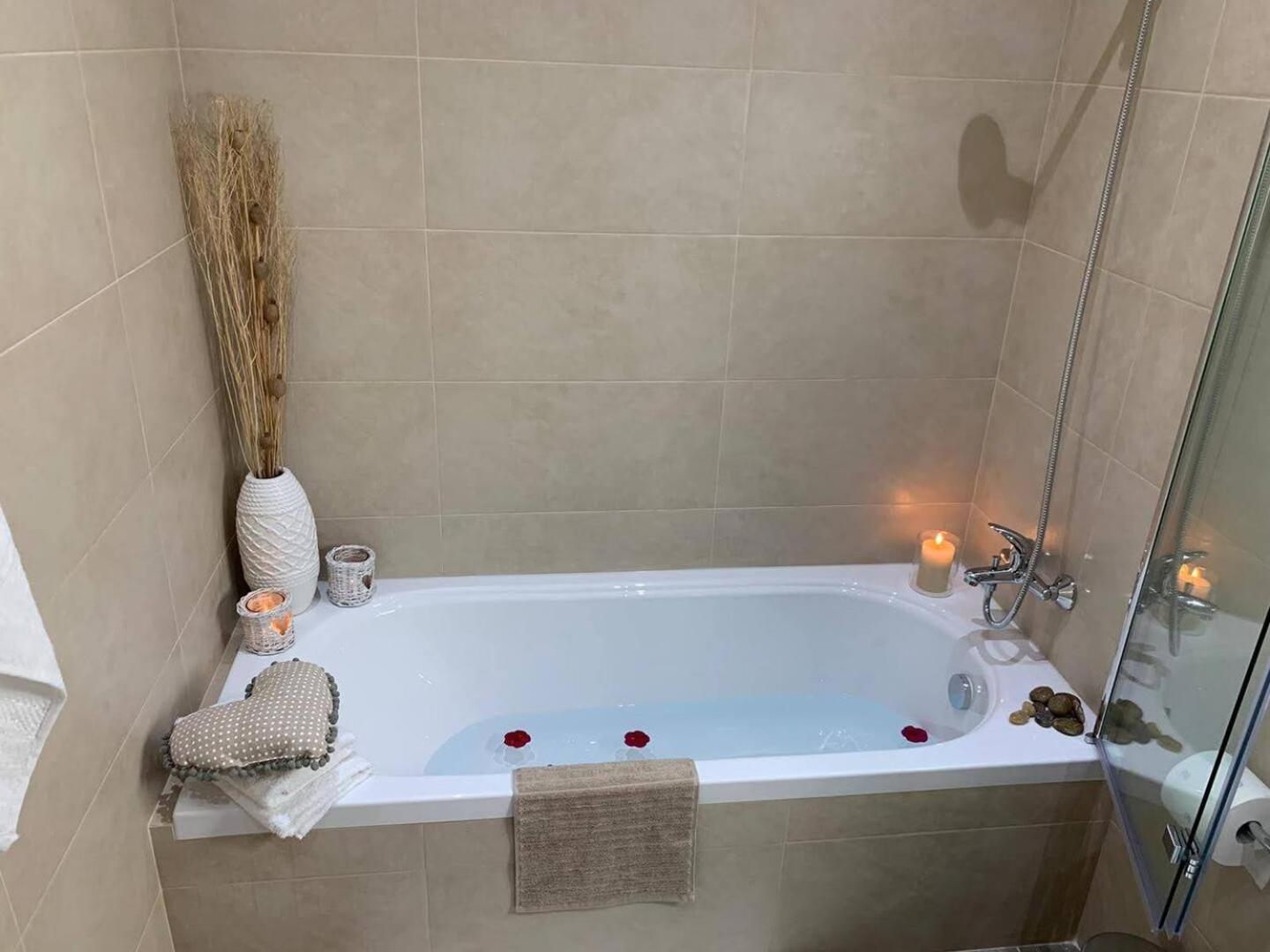 Fl 1 Ta'Lonza Luxury With Hot Tub By Homely Mellieħa Екстериор снимка